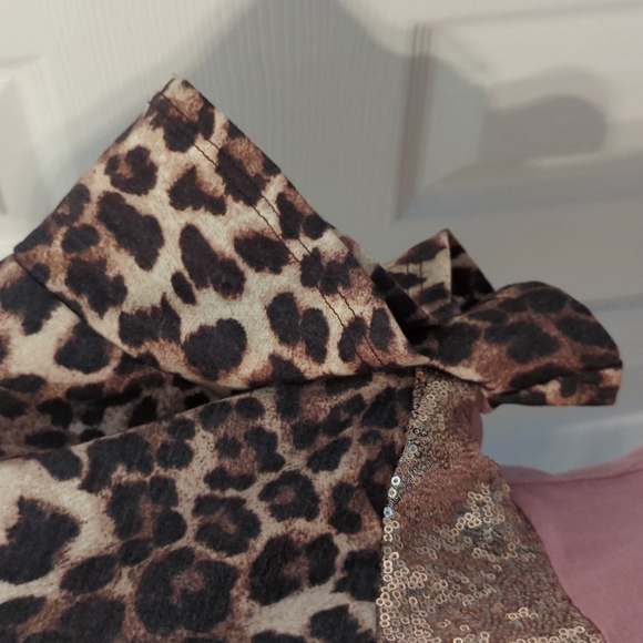Cute V. En Style top. Leopard print, sequins and Pink with slight ruffle sleeve - Picture 4 of 7